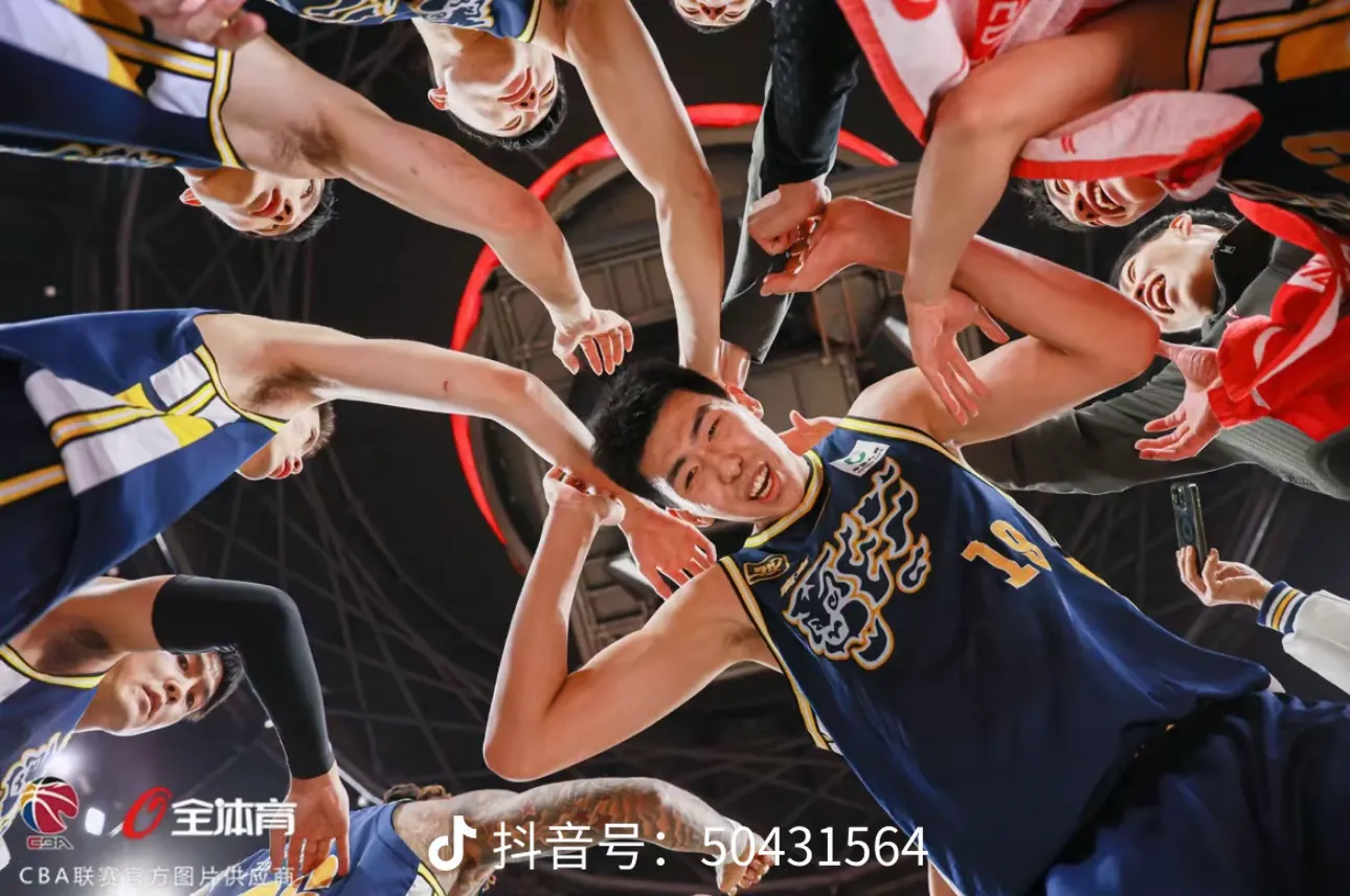 球员展现团队合作，一举夺得比赛胜利